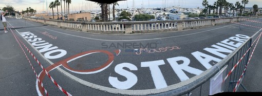 Sanremo: scritta sul lungomare 'Nessuno è straniero', una nostra lettrice commenta le polemiche Sanremo: scritta sul lungomare 'Nessuno è straniero', una nostra lettrice commenta le polemiche