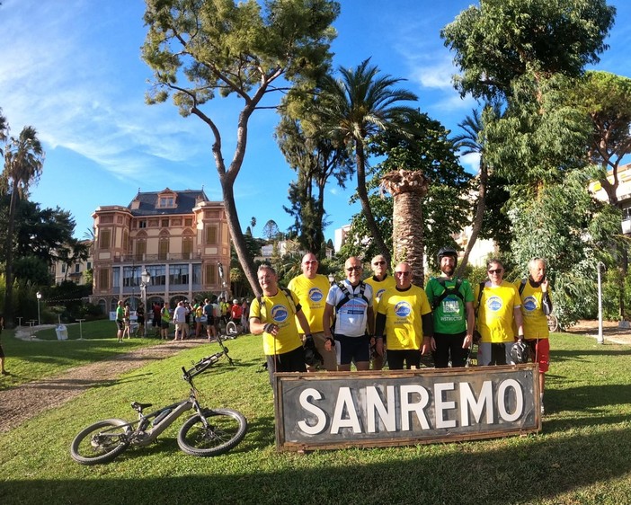 Anche il candidato alla Regione Antonio Bissolotti ieri alla traversata in bici tra Limone e Sanremo
