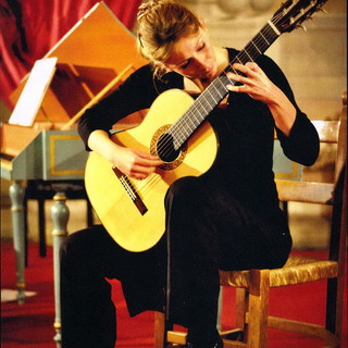 La chitarrista Sara Gianfelici scelta per il video di promozione dell'Università Cattolica di Milano La chitarrista Sara Gianfelici scelta per il video di promozione dell'Università Cattolica di Milano