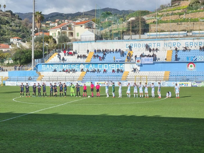 Calcio. Serie D, poche emozioni al "Comunale": il recupero tra Sanremese e Stresa finisce senza reti Calcio. Serie D, poche emozioni al "Comunale": il recupero tra Sanremese e Stresa finisce senza reti
