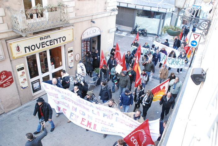 Sit in dei lavoratori IMS ex Emi Music per le vie di Sanremo, contro la chiusura della Fabbrica