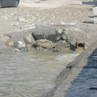 Sanremo: sversamento di liquami e miasmi insopportabili sulla costa a ponente della Foce (Foto) Sanremo: sversamento di liquami e miasmi insopportabili sulla costa a ponente della Foce (Foto)