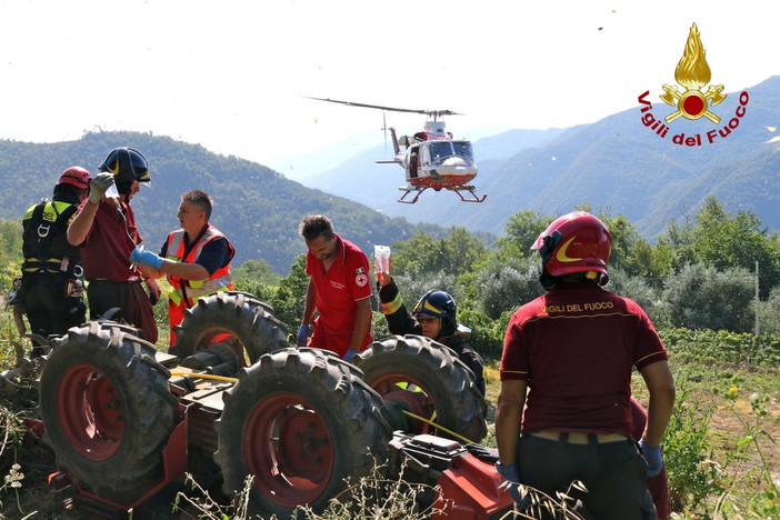Pieve di Teco: trasportato in gravi condizioni all'ospedale di Pietra Ligure l'agricoltore finito sotto al trattore (Foto e Video) Pieve di Teco: trasportato in gravi condizioni all'ospedale di Pietra Ligure l'agricoltore finito sotto al trattore (Foto e Video)