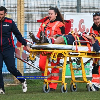 Vernocchi della Caronnese trasportato fuori dal rettangolo di gioco in barella (foto Fabio Pavan)