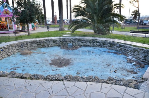 Ventimiglia: sopralluogo di Iachino e Caudano ai giardini "Bisogna sistemare al più presto il laghetto!" Ventimiglia: sopralluogo di Iachino e Caudano ai giardini "Bisogna sistemare al più presto il laghetto!"