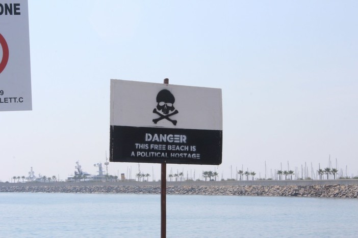 Imperia: posizionato un cartello/denuncia sulla spiaggia artificiale del parco urbano: "Spiaggia ostaggio della politica"