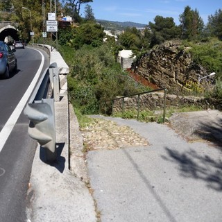 Sanremo: a Bussana la scalinata tra l'Aurelia ed il mare nuovamente invasa da rifiuti e presenze 'notturne' (Foto)