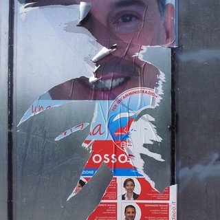 Vandali in azione: strappati manifesti elettorali a Camporosso, la denuncia “5 volte in poco tempo”