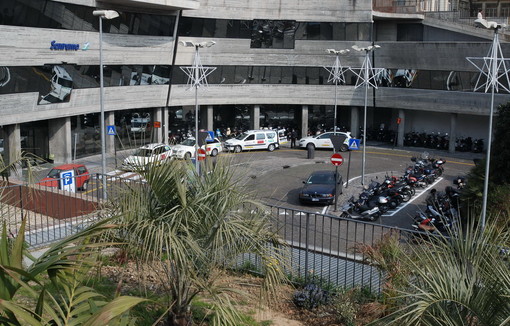 Sanremo: accampamento di clochard ed anche una 'cucina da campo' ieri nel parcheggio della stazione