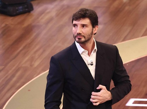 Festival di Sanremo 2027, atteso passaggio di consegne tra Carlo Conti e Stefano De Martino Festival di Sanremo 2027, atteso passaggio di consegne tra Carlo Conti e Stefano De Martino