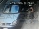 Sanremo: tentato scippo in via Zefiro Massa, donna reagisce ed evita il furto, una telecamera riprende tutto (Foto e Video)