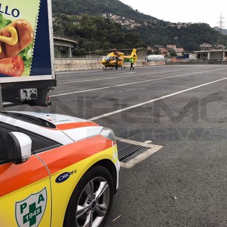 Ventimiglia: 50enne si taglia con un vetro sul piazzale dell'autoporto, portato in elicottero al Santa Corona (Foto)
