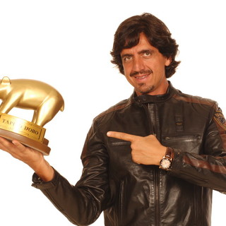 Festival: il Tapiro di Striscia a Morandi per il calo d'ascolti della 2a serata Festival: il Tapiro di Striscia a Morandi per il calo d'ascolti della 2a serata