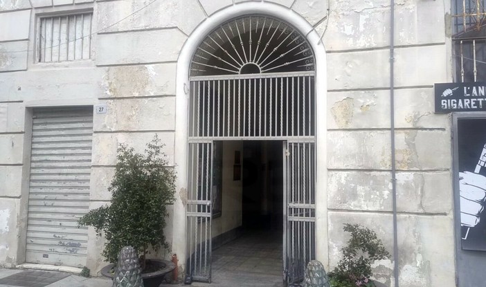 Sanremo, condominio senza amministratore e luce staccata: caos e proteste in via Palazzo 12