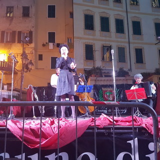 Sanremo: grande successo ieri sera in piazza San Siro per la prima delle due serate con il Teatro dell'Albero (Foto)