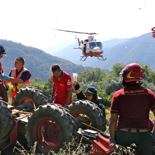 Pieve di Teco: trasportato in gravi condizioni all'ospedale di Pietra Ligure l'agricoltore finito sotto al trattore (Foto e Video)