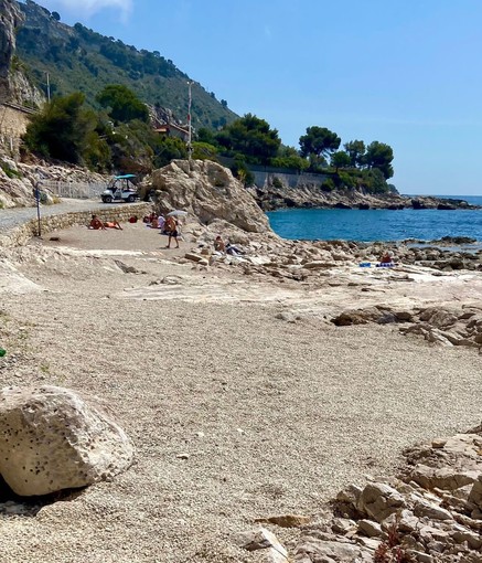 La spiaggia dei Balzi Rossi dopo il ripascimento