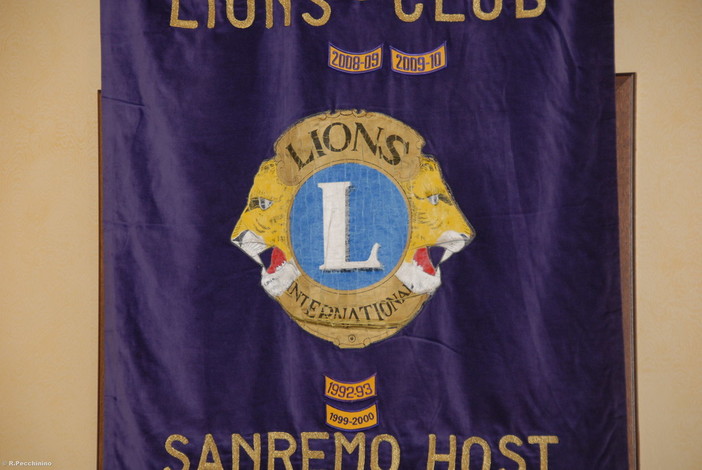 Assegno dei Lions Club del Ponente per il Consultorio familiare della Pigna di Sanremo Assegno dei Lions Club del Ponente per il Consultorio familiare della Pigna di Sanremo