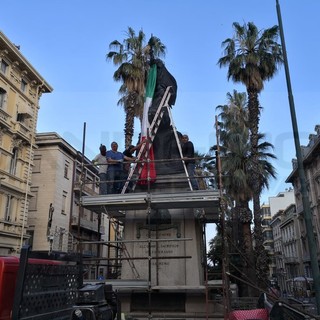 Sanremo: arrivata e coperta dal tricolore nel tardo pomeriggio la Statua della Vittoria, ora il presidio degli Alpini (Foto) Sanremo: arrivata e coperta dal tricolore nel tardo pomeriggio la Statua della Vittoria, ora il presidio degli Alpini (Foto)