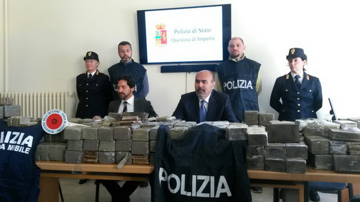 Ventimiglia: hashish per 2 milioni di euro nascosta in un Tir spagnolo, importante operazione antidroga della Questura Ventimiglia: hashish per 2 milioni di euro nascosta in un Tir spagnolo, importante operazione antidroga della Questura