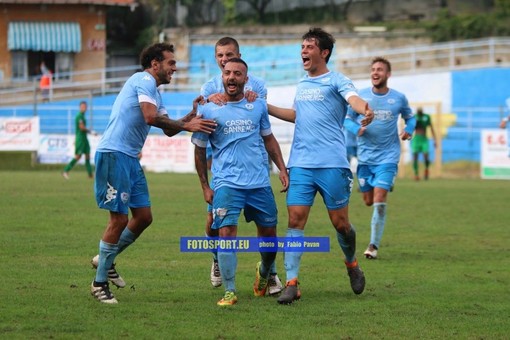 Marco Spinosa festeggia una rete con la maglia della Sanremese: il centrocampista resta in biancoazzurro