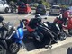 Sanremo: il forte vento fa cadere a terra buona parte degli scooter parcheggiati in via Anselmi