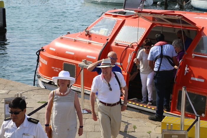 Uno sbarco di crocieristi alcuni anni fa Uno sbarco di crocieristi alcuni anni fa