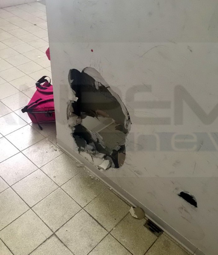 Sanremo: 'buchi' nei muri degli spogliatoi in Valle Armea, le società "E' successo a novembre ed il gestore sapeva!" Sanremo: 'buchi' nei muri degli spogliatoi in Valle Armea, le società "E' successo a novembre ed il gestore sapeva!"