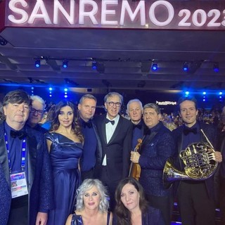 Sanremo: il Sindaco Alberto Biancheri anticipa la finale posando con la Sinfonica &quot;Viva il Festival!&quot;