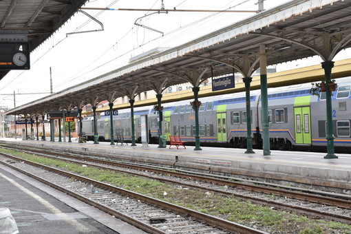 Tuoni e lampi, il maltempo crea disagi alla stazione di Ventimiglia: circolazione ferroviaria sospesa Tuoni e lampi, il maltempo crea disagi alla stazione di Ventimiglia: circolazione ferroviaria sospesa