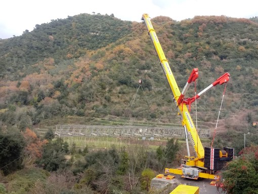 Rocchetta Nervina: problema alla gru impegnata nella rimozione del ponte, prorogata la chiusura della strada