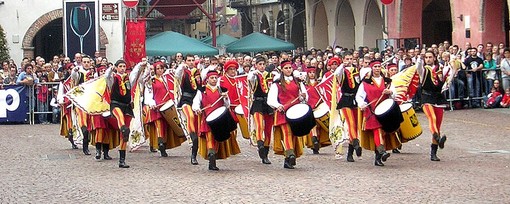 Ventimiglia: gli sbandieratori si piazzano a metà classific Ventimiglia: gli sbandieratori si piazzano a metà classific