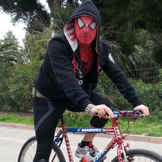 Sanremo: anche SpiderMan in bici sulla pista ciclabile, le curiose foto di un nostro lettore