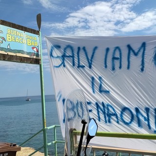 Lo striscione appeso fuori dallo stabilimento Lo striscione appeso fuori dallo stabilimento