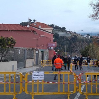 Sanremo: a Bussana collassa la strada, per i tamponi si passerà da Arma e ci si interroga sui tempi di ripristino (Foto)