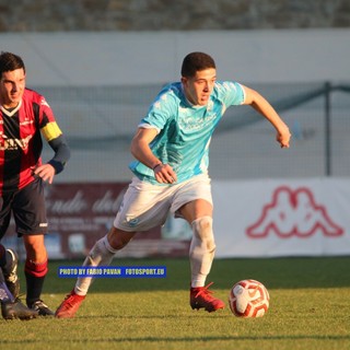 Mateo Likaxhiu in azione con la maglia della Sanremese contro la Caronnese