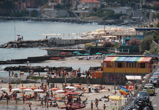Sanremo: parcheggi selvaggi e caos totale ieri nella prima vera domenica d'estate sul lungomare dei 'Tre Ponti'
