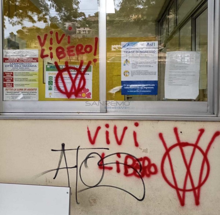 Le scritte all'ingresso del distretto sanitario