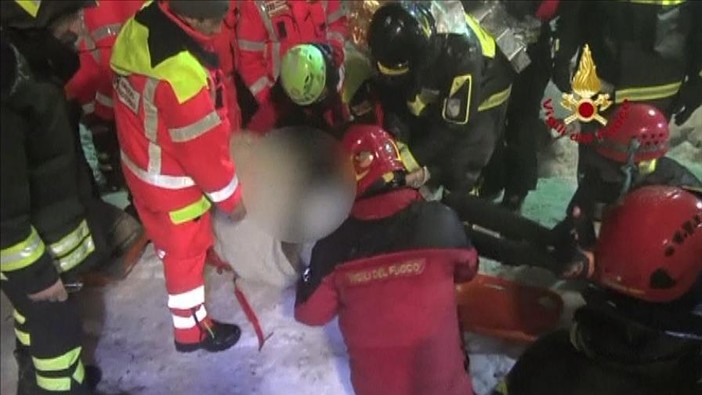 Tragedia in Abruzzo: a Santo Stefano al Mare i cugini del piccolo Eodardo piangono le vittime Tragedia in Abruzzo: a Santo Stefano al Mare i cugini del piccolo Eodardo piangono le vittime