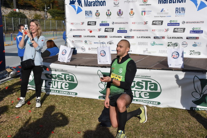 All'arrivo della 'Sanremo Marathon' un podista chiede alla sua fidanzata di sposarlo (Foto) All'arrivo della 'Sanremo Marathon' un podista chiede alla sua fidanzata di sposarlo (Foto)