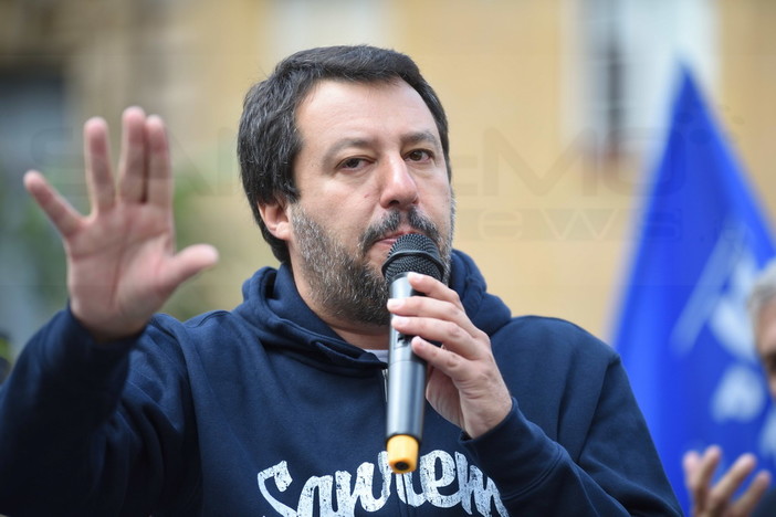 Il vice Premier Salvini non le manda a dire a Macron: "Apri i tuoi porti e magari anche il confine di Ventimiglia!"