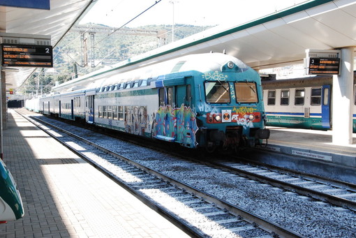 Il treno Regionale 'veloce' non si ferma a Taggia e i passeggeri sono costretti a scendere a Sanremo Il treno Regionale 'veloce' non si ferma a Taggia e i passeggeri sono costretti a scendere a Sanremo