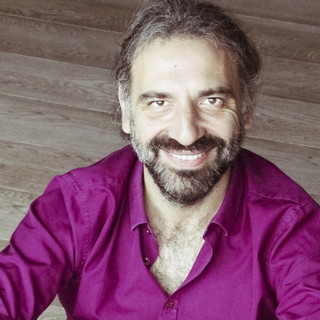 Stefano Bollani apre il Festival di Cervo con ‘Que bom’: le sonorità brasiliane esplodono sul Sagrato dei Corallini