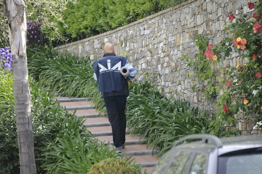 Arresto di Claudio Scajola: i suoi legali "L'onorevole è sereno". Intanto emergono le prime intercettazioni Arresto di Claudio Scajola: i suoi legali "L'onorevole è sereno". Intanto emergono le prime intercettazioni
