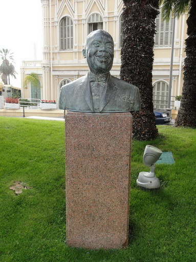 Sanremo: statua di Mike Bongiorno in piazza Colombo, il parere di un nostro lettore