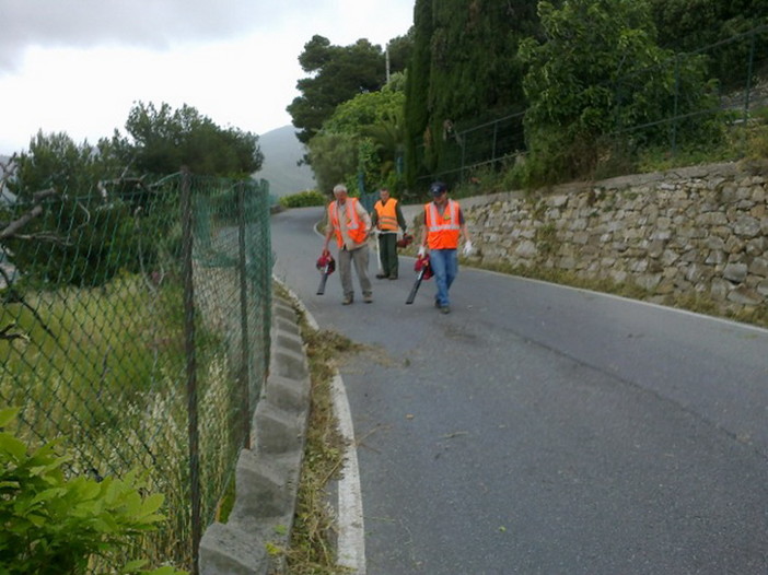 Ospedaletti: la locale Protezione Civile è intervenuta per pulire le erbacce sulla Provinciale per l'Autostrada