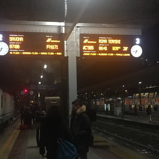 Ventimiglia: treno bloccato questa notte vicino alla stazione, passeggeri accompagnati dal personale di Trenitalia e dalla Polizia Ferroviaria Ventimiglia: treno bloccato questa notte vicino alla stazione, passeggeri accompagnati dal personale di Trenitalia e dalla Polizia Ferroviaria