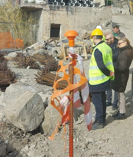 Sanremo: sopralluogo ai lavori de 'La Vesca', la collina non scivola più. Verrà realizzato un nuovo muro (Foto) Sanremo: sopralluogo ai lavori de 'La Vesca', la collina non scivola più. Verrà realizzato un nuovo muro (Foto)