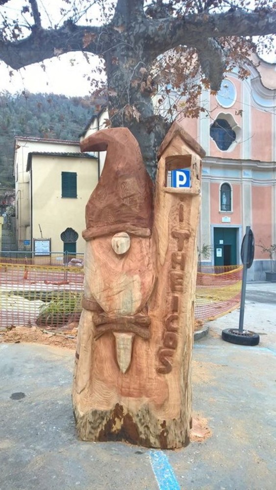 Pieve di Teco: un tronco scolpito durante il mercatino dell'artigianato e dedicato al piccolo centro della Valle Arroscia (Foto)