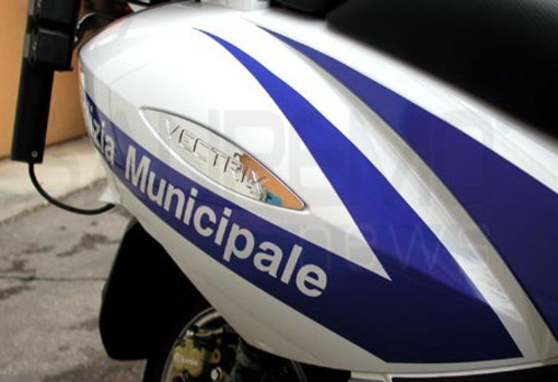 Sanremo: agente della Municipale caduto dallo scooter  durante il servizio, la solidarietà dell'Anvu